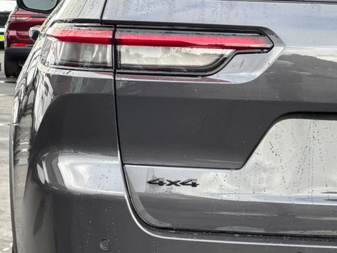 New 2025 Jeep Grand Cherokee L Altitude image 32