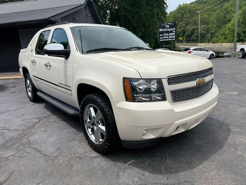 Used 2013 Chevrolet Avalanche LTZ AWD/4WD image 11