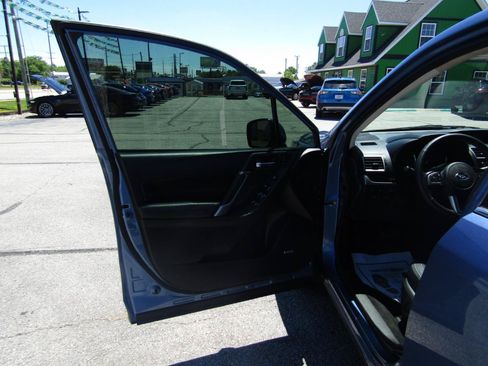 Used 2018 Subaru Forester 2.5i Touring AWD/4WD image 11