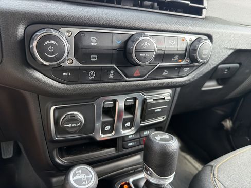 Used 2025 Jeep Wrangler Sport AWD/4WD image 7