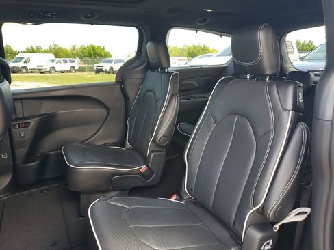 Used 2024 Chrysler Pacifica Limited w/ S Appearance Package FWD image 17