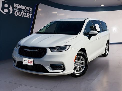 Used 2023 Chrysler Pacifica Touring-L image 1