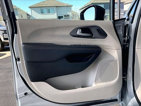 Used 2024 Chrysler Pacifica Touring-L image 21