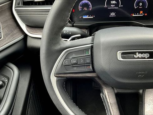 Used 2023 Jeep Grand Cherokee L Limited w/ Black Appearance Package image 11