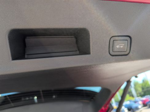 Used 2025 GMC Acadia Denali w/ Super Cruise Package FWD image 9