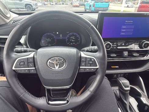 Certified 2024 Toyota Highlander Platinum AWD/4WD image 14