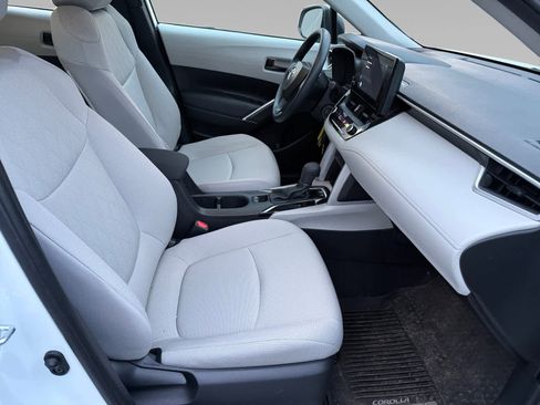 Used 2025 Toyota Corolla Cross L image 9