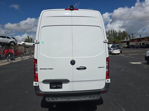 Used 2024 Mercedes-Benz Sprinter 2500 image 11