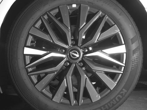 Used 2025 Nissan Altima 2.5 SV FWD image 14