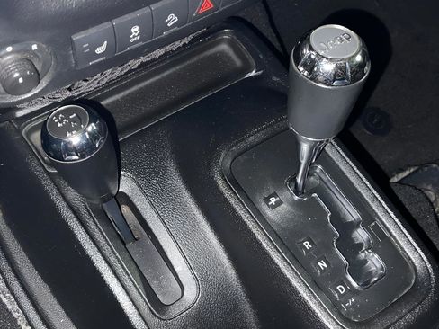 Used 2014 Jeep Wrangler Unlimited Sahara image 31