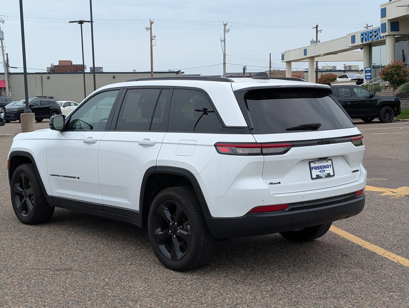Used 2023 Jeep Grand Cherokee Limited w/ Black Appearance Package AWD/4WD image 3