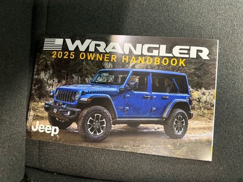 Used 2025 Jeep Wrangler Unlimited Sahara image 26