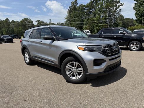 Used 2023 Ford Explorer XLT AWD/4WD image 3