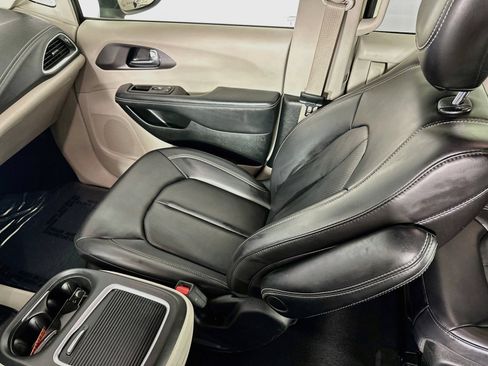 Used 2023 Chrysler Pacifica Touring-L FWD image 23