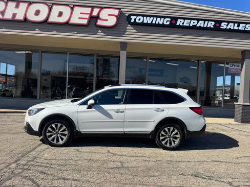 Used 2018 Subaru Outback 3.6R Touring AWD/4WD image 2
