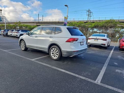 Used 2018 Volkswagen Tiguan SE w/ Panoramic Sunroof Package image 7