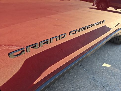 Used 2025 Jeep Grand Cherokee L Limited w/ Luxury Tech Group II image 19