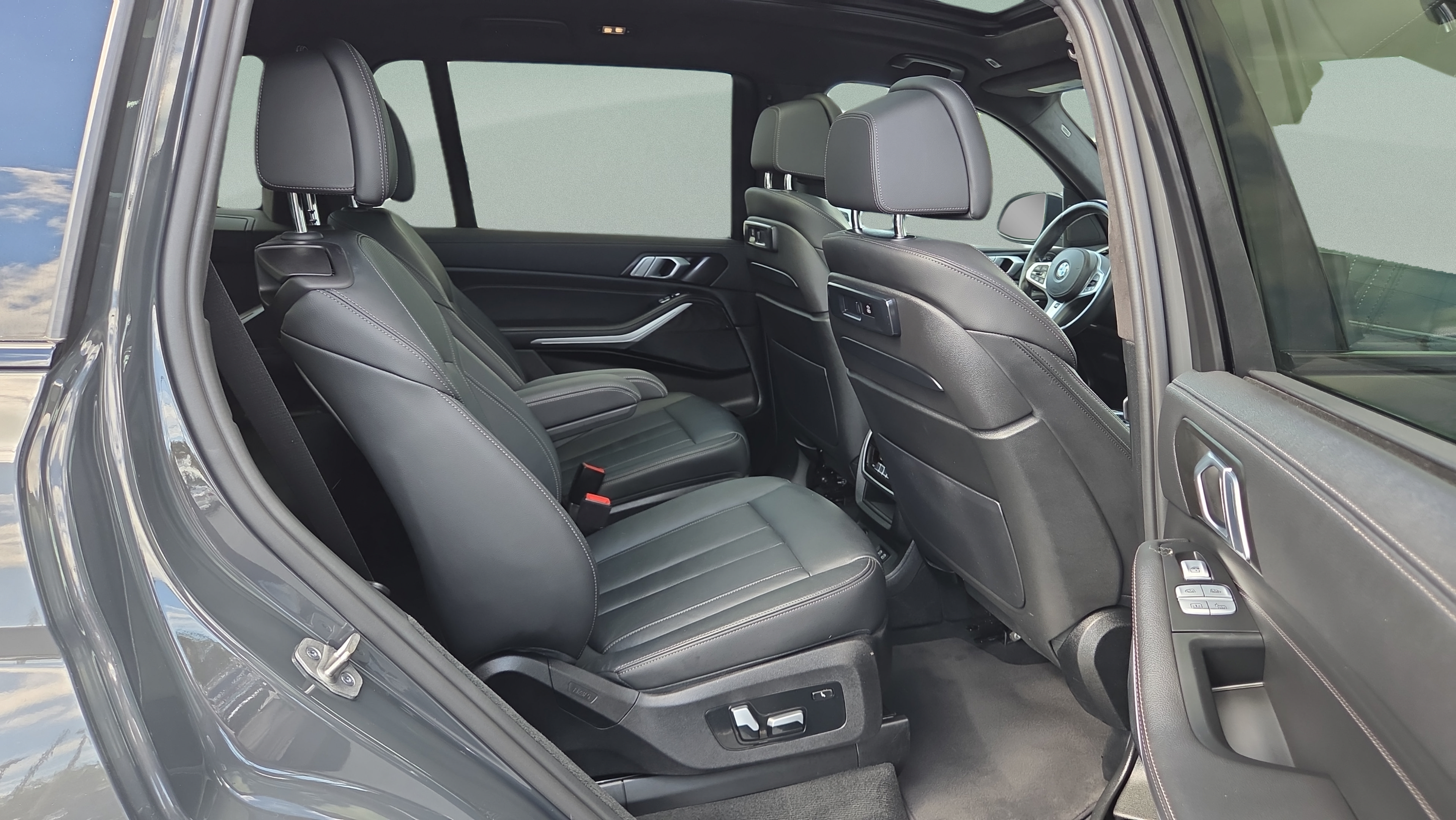 Used 2021 BMW X7 xDrive40i w/ M Sport Package AWD/4WD image 15