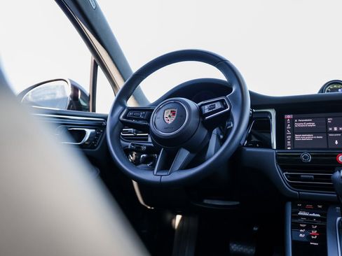 Certified 2025 Porsche Macan image 27