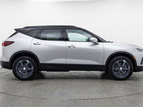 Used 2025 Chevrolet Blazer LT image 11