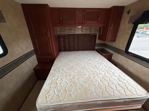 Used 2014 Ford E-450 and Econoline 450 Super Duty w/ Motorhome Prep Package RWD image 58
