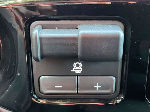 Used 2023 Chevrolet Silverado 1500 LT image 24