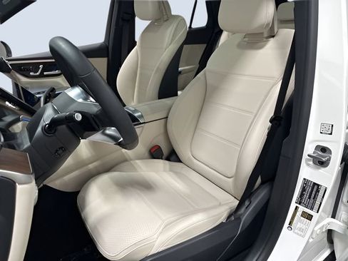 Used 2025 Mercedes-Benz GLC 300 4MATIC image 28