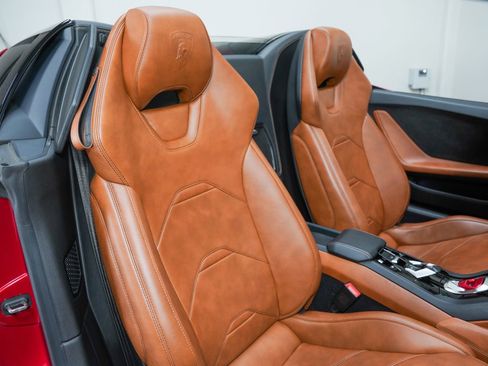 Used 2021 Lamborghini Huracan EVO image 11