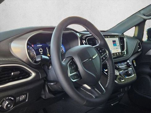 New 2026 Chrysler Pacifica Select image 3