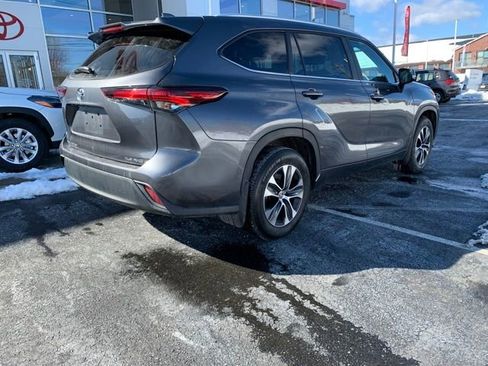 Certified 2025 Toyota Highlander XLE image 4