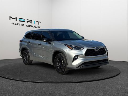 Used 2022 Toyota Highlander LE image 1