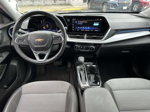 Used 2024 Chevrolet Trax LT w/ Sunroof Package FWD image 11
