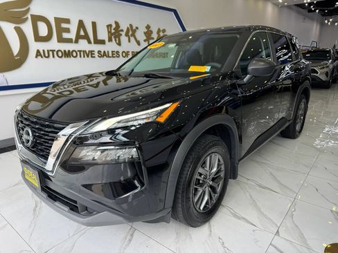 Used 2023 Nissan Rogue S AWD/4WD image 3