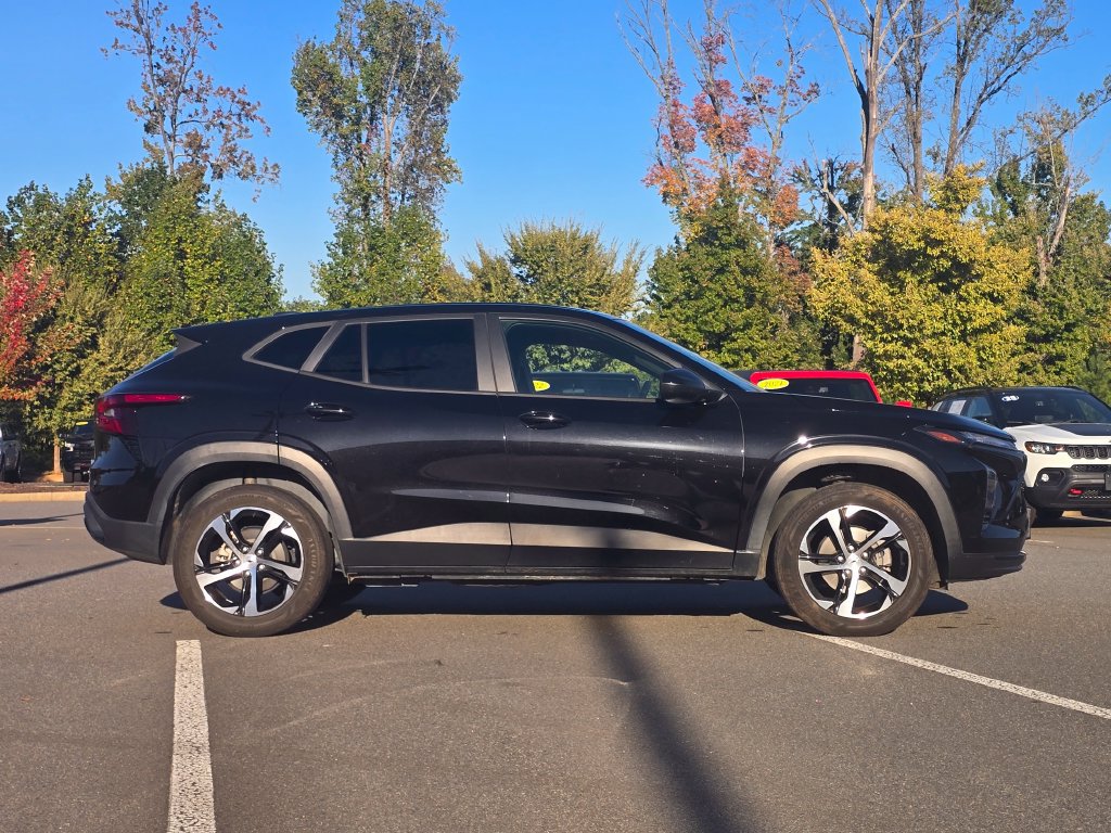 Used 2024 Chevrolet Trax RS FWD image 32