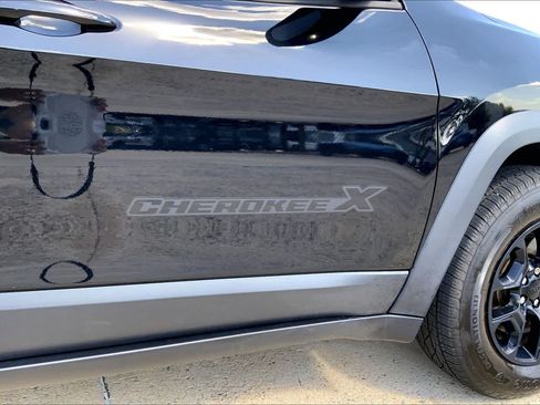 Used 2022 Jeep Cherokee Latitude AWD/4WD image 10