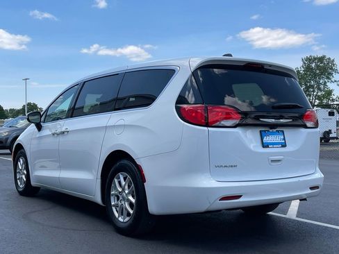 Used 2022 Chrysler Voyager LX FWD image 12