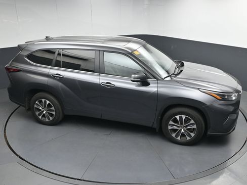 Certified 2024 Toyota Highlander XLE image 35
