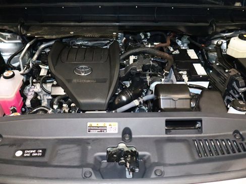 Used 2024 Toyota Highlander LE image 9