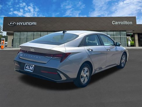 Used 2025 Hyundai Elantra SE FWD image 5