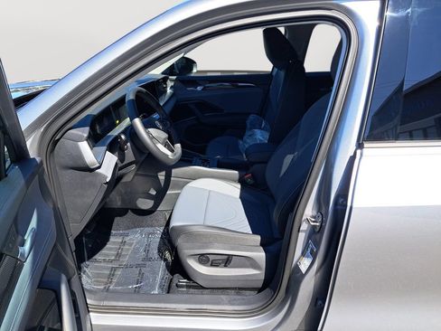 New 2025 Volkswagen Tiguan SE FWD image 12