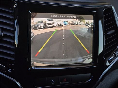 Used 2019 Jeep Cherokee Limited image 16