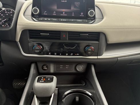 Used 2025 Nissan Rogue SV FWD image 17