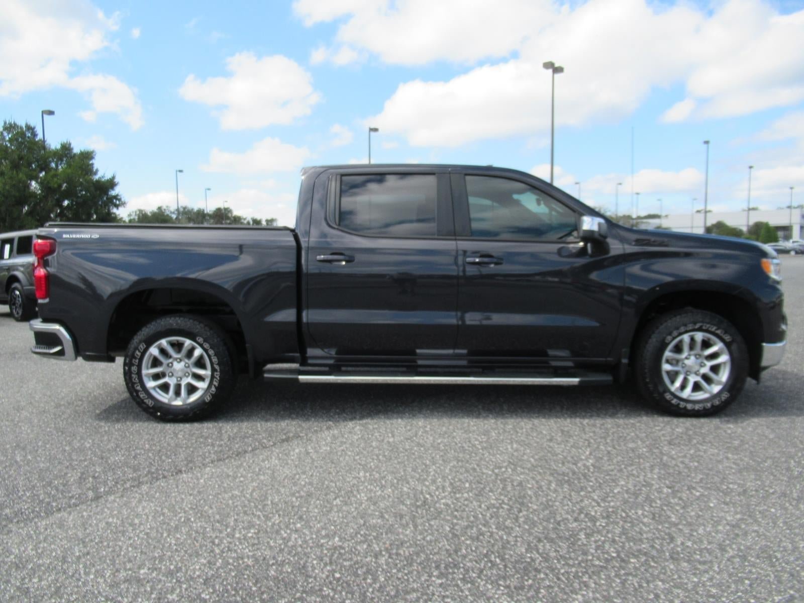 Used 2024 Chevrolet Silverado 1500 LT w/ Z71 Off-Road Package AWD/4WD image 2