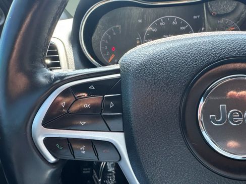 Used 2018 Jeep Grand Cherokee Laredo RWD image 16