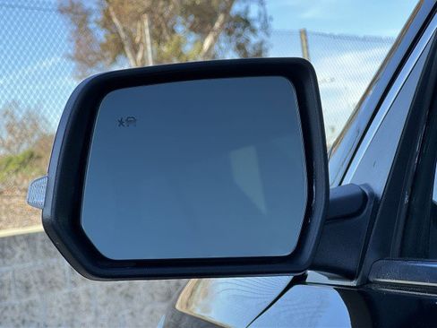 Used 2023 Chevrolet Traverse LT image 19