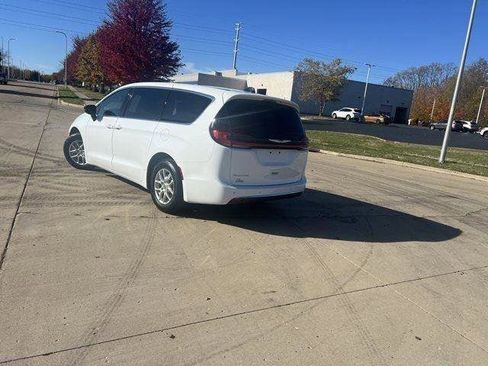 Used 2024 Chrysler Pacifica Touring-L FWD image 5