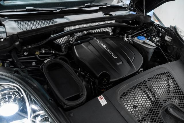 Used 2018 Porsche Macan AWD/4WD image 48