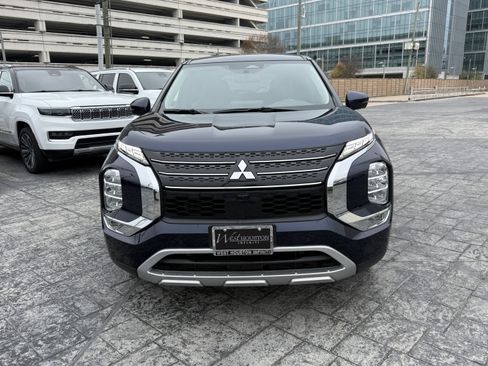 Used 2024 Mitsubishi Outlander SE image 2