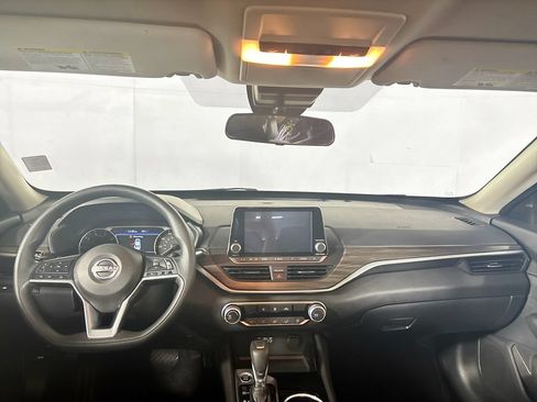 Used 2024 Nissan Altima 2.5 SV FWD image 12