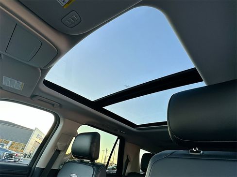 Used 2025 Ford Expedition Platinum image 11